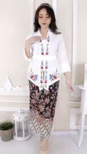 Atasan Kebaya Encim & Kebaya Modern Bahan Katun Dengan Aplikasi Bordir Mawar