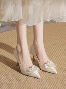 รองเท้าแต่งงานส้นสูงแบบสวมหัวแหลม ทรงหัวมน ด้านหน้าเป็นลูกปัด ด้านข้างเป็นลายดอกไม้ ด้านหลังเป็นลวดลายเพชร สำหรับผู้หญิง