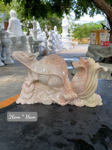 Chuột kéo bắp cải đứng trên thỏi vàng đá vàng cà rốt 26cm. Hợp tuổi Thân - TÝ -THÌN. Cơ sở điêu khắc đá Huỳnh Bá Thơ.