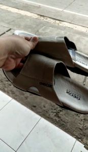 Sandal Geox Kulit Cream Putih: Pilihan Tepat untuk Aktivitas Harian