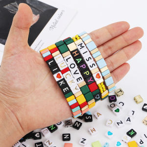 สองรูพลาสติกอะคริลิคสแควร์ตัวอักษรภาษาอังกฤษลูกปัดคั่นสายคล้องแว่นตาลูกปัดสำหรับเครื่องประดับทำสร้อยข้อมืออุปกรณ์เสริมสร้อยคอ