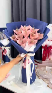 ช่อทรงกรวยใส่ธนบัตรเอง 10 ใบ