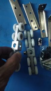 Bộ bánh xe cửa lùa treo 8/4 bánh nhôm kính gỗ sắt inox