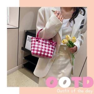 Sheii กระเป๋าสไตล์เกาหลีใจ แบบใหม่มาแรง ดีไซน์สาน แฟชั่นปังๆ พลาสติกสาน มี 4 สี ตัวแม่ต้องมีไว้แมทซ์น๊าาาา