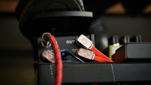 ERNIE BALL® สายพ่วงเอฟเฟคหัวแบน เส้นแบน ยาว 7.62 ซม. แพ็ค 3 เส้น สีแดง FLAT RIBBON PATCH CABLE 3" RED - 3 PACK P06401 PS MUSIC