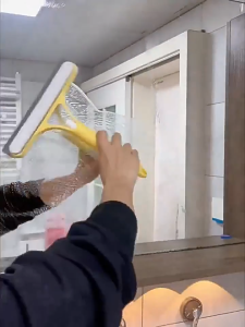 ไม้รีดน้ำที่กระจก ที่เช็ดกระจก 3 in 1 หัวฉีดในตัว ทำความสะอาดได้เร็ว จับถนัดมือ ไม่หลุดง่าย ใช้งานได้หลากหลาย