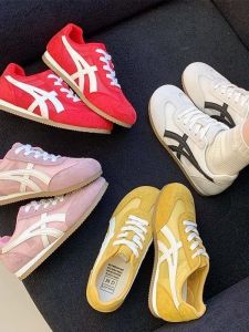 รองเท้าผ้าใบพื้นหนาสีแดงสำหรับผู้หญิง รองเท้าผ้าใบระบายอากาศได้ดี รองเท้าผ้าใบสไตล์เกาหลี รองเท้าผ้าใบแบบสวมสบาย