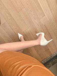 สีขาว รองเท้าส้นสูง ผู้หญิง 2024 ใหม่ ฤดูใบไม้ร่วง ฤดูหนาว เรียบหรู เลดี้ไม่เหนื่อยชี้นิ้วเท้าด้านข้างที่ว่างเปล่าสีแดงด้านล่างรองเท้าเดียวส้นบาง