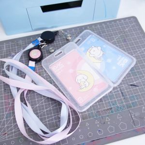 Deli Name Tag Gantungan Kartu Transparan Dengan Lanyard Bisa Ditarik Motif Doodle Warna Putih/Pink/Biru 64804 64805