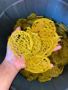 Kerupuk Mie Bawang Mentah Kerupuk Krupuk Mie Kuning Kerupuk Mentah Rasa Bawang Enak Gurih SIAP GORENG