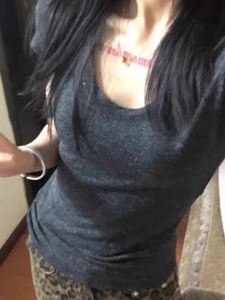 เสื้อยืดคอวีแขนสั้นทรงสลิมฟิตสำหรับผู้หญิง เสื้อผ้าทำงานสไตล์เกาหลี ทรงเข้ารูป สไตล์ฤดูร้อน แขนสั้น คอวี ผ้าโพลีเอสเตอร์