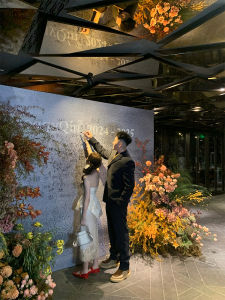 DOGGYQIN ชุดสองชิ้น ชุดฤดูร้อน 2025 สำหรับผู้หญิง แขนสั้น คอวี กระโปรงทรงเอ ขอบลูกไม้ ลายดอกไม้ ชุดทำงาน ชุดทำงาน