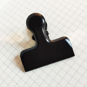 กาวินสแตนเลสสีดำแดงสำหรับเอกสาร อุปกรณ์ธุรกิจ ของตกแต่งหนังสือ อุปกรณ์ดนตรี อุปกรณ์อื่นๆ สำหรับจัดระเบียบ