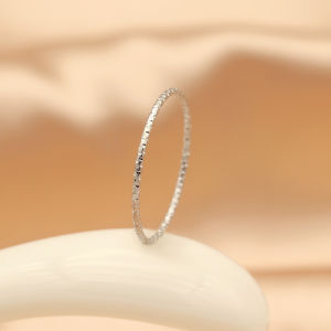 แหวนเหล็กไทเทเนียมทันสมัยสําหรับผู้หญิงด้วยการออกแบบดาวและดวงจันทร์ที่ไม่ซ้ํากัน แหวนเคลือบทองคําสีเดียวด้วยสไตล์ที่กําหนดเอง