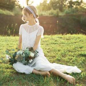 ชุดแต่งงานสไตล์ฝรั่งเศส White XiaoXian ฤดูร้อน 2025 ชุดแต่งงานสไตล์ป่าแบบเรียบง่าย ชุดแต่งงานแบบสวมไหล่ ชุดแต่งงานกลางแจ้ง