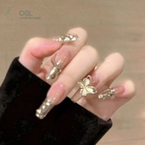 นิ้วสัมผัสได้ระดับไฮเอนด์ ความยาวปกติ ผลิตภัณฑ์เสริมสวยติดเล็บประดับพู่ประดับเพชรชุบเหลือง ชุบเงิน ชุบทองแดง สำหรับผู้หญิง