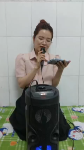 Loa bluetooth A30 kèm 1 micro có dây hát karaoke âm thanh lớn hổ trợ kết nối AUX Thẻ nhớ USB có đèn led Loa kệ sách