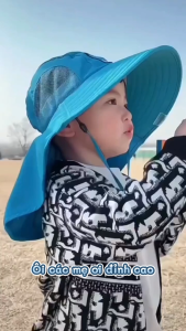 Mũ chống nắng ngoài trời cho trẻ em kiểu mũ tai bèo họa tiết hoạt hình có còi phù hợp cho cả bé trai và bé gái.
