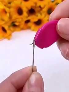Oval Thumb Needle Threader – Easy Threading Tool for Hand & Machine Sewing | Alat Masuk Benang Bentuk Oval – Mudah Digunakan untuk Jahitan Tangan & Mesin | Alat DIY & Kraftangan