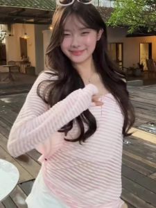 เสื้อยืดแขนยาวลายทางสีชมพู ทรงเข้ารูป บาง ใส่ได้หลากหลาย สำหรับผู้หญิง ฤดูร้อน 2025 เสื้อผ้าทำงานสไตล์เกาหลี