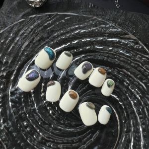 เล็บสวมใส่ HESASA ทรงสั้นสีเทาอ่อนสไตล์เรียบง่ายพร้อมลวดลายตาแมว 3 มิติ ผลิตด้วยมือ อุปกรณ์เสริมความงามสำหรับเล็บ