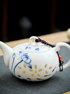Living Room Ceramic Blue And White Porcelain Tea Pot Hollow out Tea Brewing Device Puer Tea Pot Gongfu Tea Set Chinese Style Tea Pot