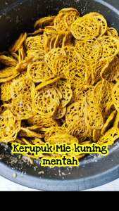 Kerupuk Mie Kuning Mentah Asli Daerah / Krupuk Mi Keriting Tradisional Halal dan Enak Bisa COD Seluruh Indonesia