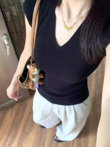 Áo Thun Dệt Kim Cổ Chữ V Tay Ngắn Mùa Hè Mỏng Ôm Vừa Vặn Thời Trang Áo Sơ Mi Cơ Bản Thon Gọn Vai Áo Phong Cách Hàn Quốc