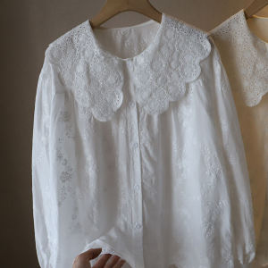 เสื้อเชิ้ตคอตุ๊กตาแขนยาวปักลูกไม้หลวมๆ สำหรับผู้หญิง ฤดูใบไม้ร่วง 2025 แฟชั่นใหม่ ลดอายุ ปกปิดหน้าท้อง เสื้อผ้าทำงาน