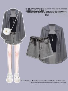 ชุดสามชิ้นแขนยาวบางสำหรับผู้หญิงในช่วงฤดูร้อน ชุดกันแดดสีดำพร้อมเสื้อกั๊ก กางเกงขาสั้นยีนส์ ชุดแฟชั่นสบายๆ