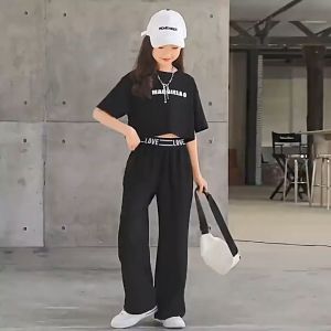 สปอตสินค้า เสื้อผ้าเด็กผญ ชุดเสื้อยืดแขนสั้นเด็กหญิง ผ้าฝ้ายบริสุทธิ์พิมพ์ตัวอักษรระบายอากาศหลวม แฟชั่นแขนสั้น+กางเกงขากว้าง