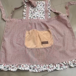 Cherry.Shop ผ้ากันเปื้อน สำหรับผู้หญิงพร้อมกระเป๋า ลายดอกไม้สุดน่ารัก ผ้ากันเปื้อนทำอาหาร กันคราบสกปรก