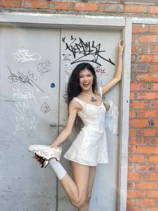 ชุดเดรสสายเดี่ยวสไตล์อเมริกันสาวแซ่บรุ่น A สำหรับฤดูร้อนเดรสปาดไหล่รัดสะโพกสีขาวแบบสั้นเปิดหลังเซ็กซี่เก็บเอวสำหรับผู้หญิง