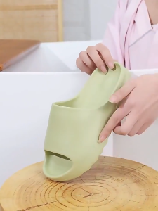 🌈KAIIDEE🌈รองเท้าแตะ แบบสวม ใส่ในบ้านหรือนอกบ้านก็ได้ รองเท้าแตะกันลื่น กันน้ำ สีสวยเรียบง่าย ใส่แล้วสบายเท้าไม่เจ็บ