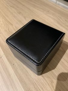 Roll_n_Rotate Clamshell PU leather portable watch box portable watch home jewelry storage box portable watch packaging box