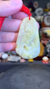 burma jadeite pendant #johorbahru #crystal #sslive#jade #翡翠 #黄翡 凤凰玉牌吊坠 高贵、吉祥、和谐寓意 玉牌高height: 4.3cm 宽width: 2.5cm 厚度thickness: 0.8cm 重weight: 13g 📍Johor Bahru 区可自行取货或邮寄服务