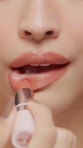 Avon Hydramatic Shine Lipstick 3.6g High-Shine Color & Hydration in One Long Lasting Lightweight Spf20 prevent dryness
