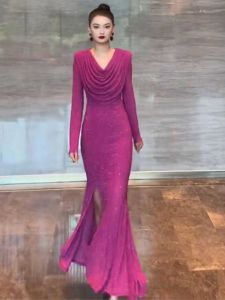 ชุดเดรสยาวหางปลาสุดสง่างาม ชุดราตรีทรงเข้ารูป ผ่าหน้าอก แขนสั้น กระโปรงทรงเอ สำหรับผู้หญิงวัย 25-35 ปี