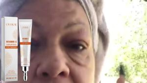 OUHOE  Vitamin C Krim mata   Krim Mata Pelembap Menghidratkan Garis Halus dan Pudar untuk Menganjalkan Kulit Sekitar Mata