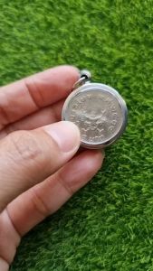 เครื่องจักรหมอนกระชับ เป็นชุดเหรียญครุฑ พร้อมเสื้อ 2 ประกบเหรียญ สีเงิน