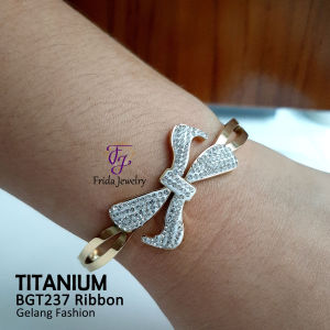 Gelang Wanita Titanium Mewah: Pilihan Hadiah Kado Terbaik