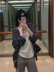 Áo Sơ Mi Kẻ Caro Rộng Rãi Cho Nữ Mùa Hè 2025 Cổ Chữ V Tay Dài Chất Liệu Khác Thời Trang Chống Nắng Che Giấu Mỡ