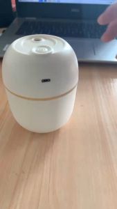 (แถมฟรีน้ำหอม 4 ขวด)เครื่องพ่นอโรมาที่ทำละอองเครื่องทำความชื้น USB แบบพกพาเครื่องใช้ในบ้านขนาด220มล. เครื่องทำความชื้นไฟฟ้าตั้งโต๊ะบ้านน้ำหอม