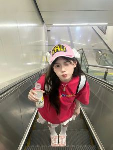 Stylish Rose Red Short Sleeve T-Shirt: A Perfect Match for Your Summer Wardrobe