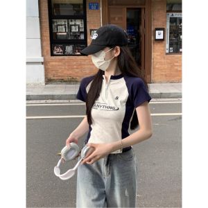 เสื้อยืดแขนสั้นผู้หญิงสไตล์อเมริกันย้อนยุคฤดูร้อนใหม่สไตล์เกาหลีเข้ารูปซิปตัวอักษรไหล่สีบล็อกเสื้อแขนสั้นทรงเข้ารูป