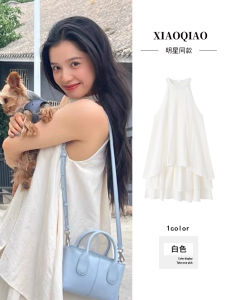 Cleanfit ชุดเดรสคอวีแขนกุดไม่สมมาตรสไตล์วันหยุดสำหรับผู้หญิงในฤดูร้อน ชุดเดรสสั้นแขนกุดแบบสวมหัวสไตล์เกาหลี