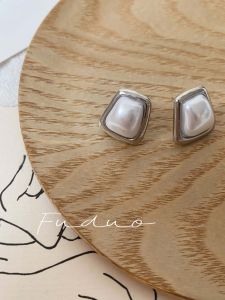 Elegant Simple Pearl Embedded Silver Needle Stud Earrings French Vintage Style Accessory Womens Fashion Jewelry Ear Decor