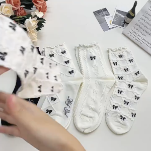 CEEKEY ถุงเท้า ถุงเท้าขนาดกลางสำหรับสุภาพสตรี ถุงเท้าลูกไม้ฤดูใบไม้ร่วงและฤดูหนาว ถุงเท้าผ้าฝ้าย ถุงเท้าสีดำและสีขาว