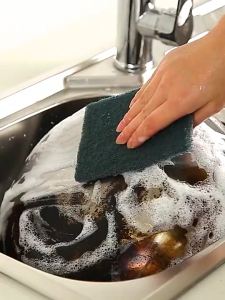 "Scouring Pads Isi 10 Serabut Cuci Piring Warna Hijau Kuat dan Tahan Lama untuk Membersihkan Panci Wajan dan Peralatan Dapur Kotoran Membandel"