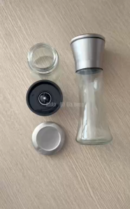 Dụng cụ xay tiêu cầm tay thân thủy tinh nắm inox có thể điều chỉnh độ mịn khi xay dễ dàng vệ sinh sau khi dùng